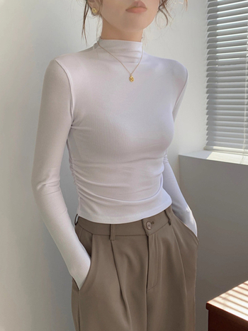 Γυναικεία μακρυμάνικη μπλούζα με λαιμό mock neck, πλισίσεις στον δεξιό ώμο, στενή εφαρμογή και κοντή γραμμή.