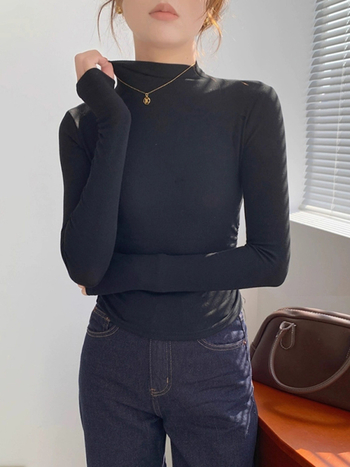 Γυναικεία μακρυμάνικη μπλούζα με λαιμό mock neck, πλισίσεις στον δεξιό ώμο, στενή εφαρμογή και κοντή γραμμή.
