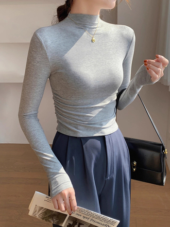 Γυναικεία μακρυμάνικη μπλούζα με λαιμό mock neck, πλισίσεις στον δεξιό ώμο, στενή εφαρμογή και κοντή γραμμή.