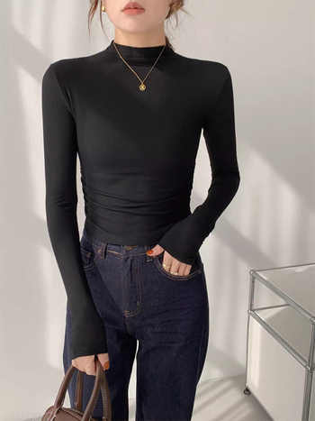 Γυναικεία μακρυμάνικη μπλούζα με λαιμό mock neck, πλισίσεις στον δεξιό ώμο, στενή εφαρμογή και κοντή γραμμή.