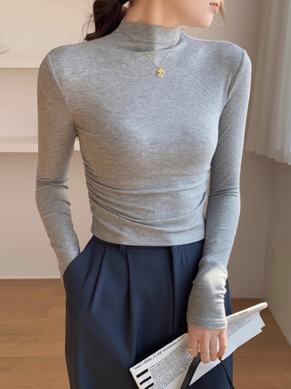 Γυναικεία μακρυμάνικη μπλούζα με λαιμό mock neck, πλισίσεις στον δεξιό ώμο, στενή εφαρμογή και κοντή γραμμή.