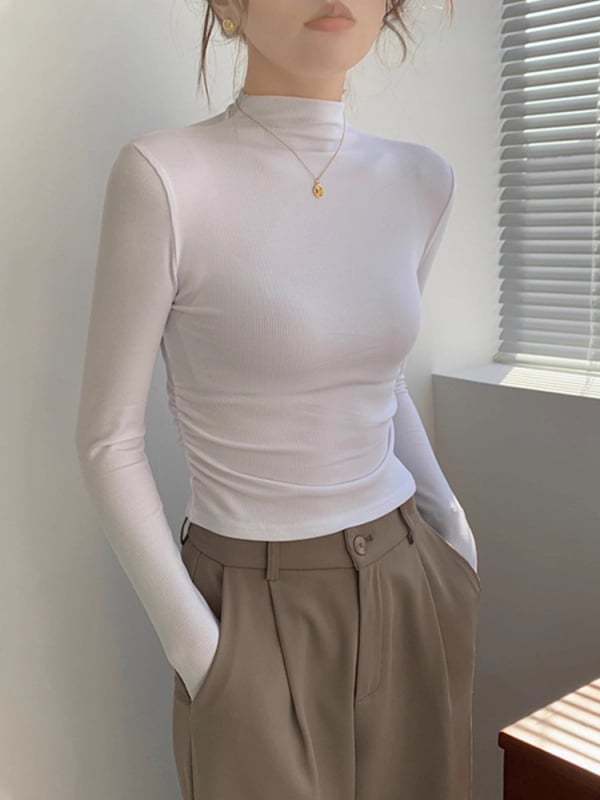 Γυναικεία μακρυμάνικη μπλούζα με λαιμό mock neck, πλισίσεις στον δεξιό ώμο, στενή εφαρμογή και κοντή γραμμή.