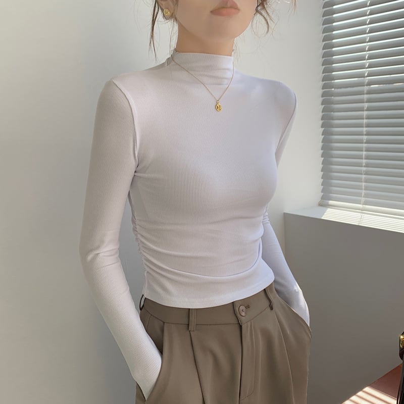 Γυναικεία μακρυμάνικη μπλούζα με λαιμό mock neck, πλισίσεις στον δεξιό ώμο, στενή εφαρμογή και κοντή γραμμή.