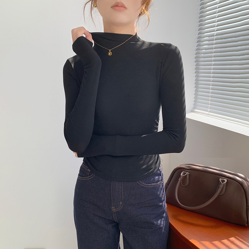 Γυναικεία μακρυμάνικη μπλούζα με λαιμό mock neck, πλισίσεις στον δεξιό ώμο, στενή εφαρμογή και κοντή γραμμή.