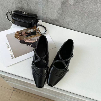 2026 Καφέ loafers με διασταυρούμενο λουρί και brogue λεπτομερείς, Mary Jane, τετράγωνη μύτη, χαμηλό άνοιγμα, κομψά και ευέλικτα
