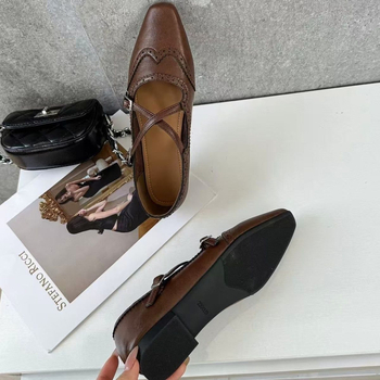 2026 Καφέ loafers με διασταυρούμενο λουρί και brogue λεπτομερείς, Mary Jane, τετράγωνη μύτη, χαμηλό άνοιγμα, κομψά και ευέλικτα