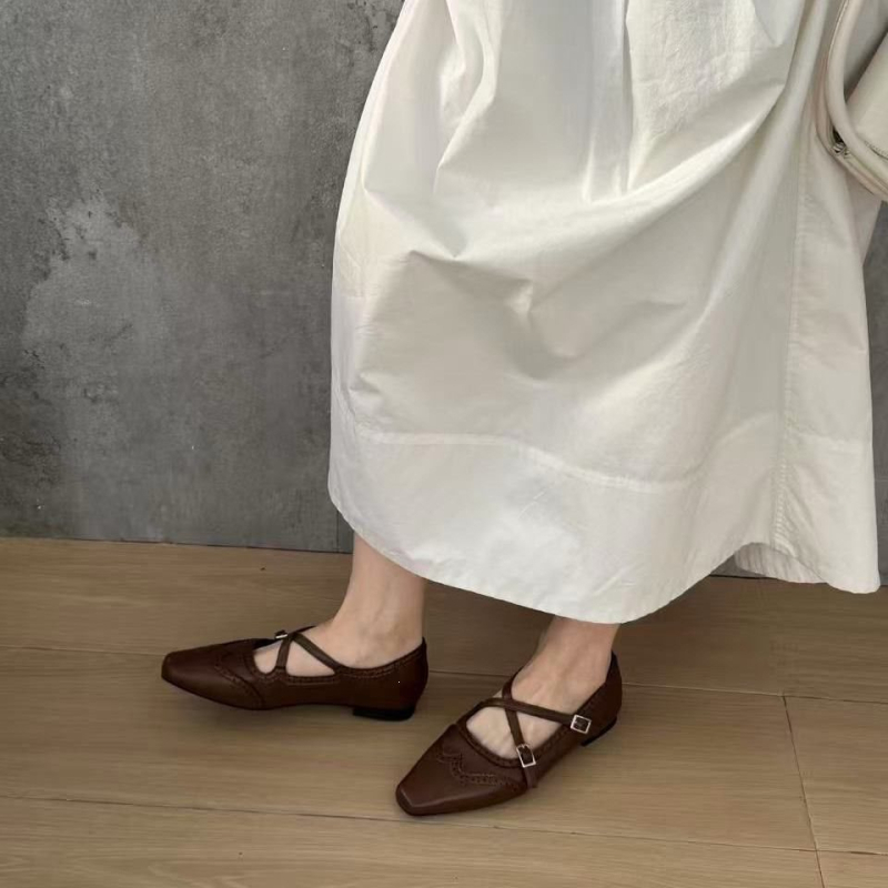 2026 Καφέ loafers με διασταυρούμενο λουρί και brogue λεπτομερείς, Mary Jane, τετράγωνη μύτη, χαμηλό άνοιγμα, κομψά και ευέλικτα