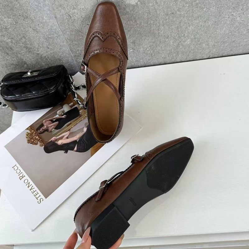 2026 Καφέ loafers με διασταυρούμενο λουρί και brogue λεπτομερείς, Mary Jane, τετράγωνη μύτη, χαμηλό άνοιγμα, κομψά και ευέλικτα