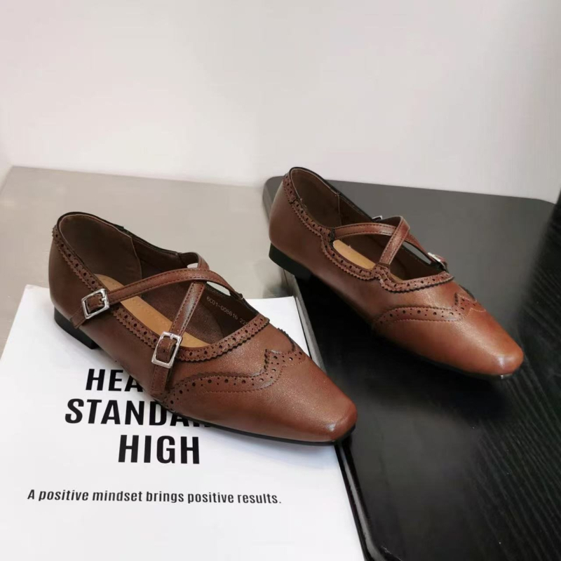 2026 Καφέ loafers με διασταυρούμενο λουρί και brogue λεπτομερείς, Mary Jane, τετράγωνη μύτη, χαμηλό άνοιγμα, κομψά και ευέλικτα