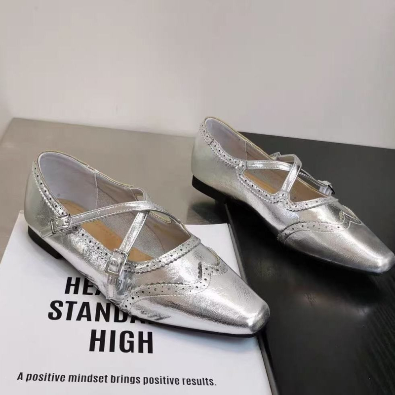 2026 Καφέ loafers με διασταυρούμενο λουρί και brogue λεπτομερείς, Mary Jane, τετράγωνη μύτη, χαμηλό άνοιγμα, κομψά και ευέλικτα