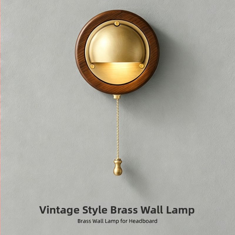 Celomedená vintage nástenná lampa z bieleho voskovaného dreva, francúzsky antický štýl, do pracovne, chodby alebo jedálne