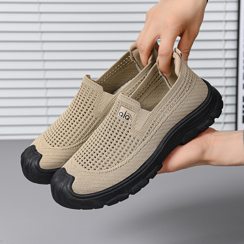 Férfiaknak készült, szellős hálós felsővel, slip-on kivitel, puha talpú, csúszásmentes