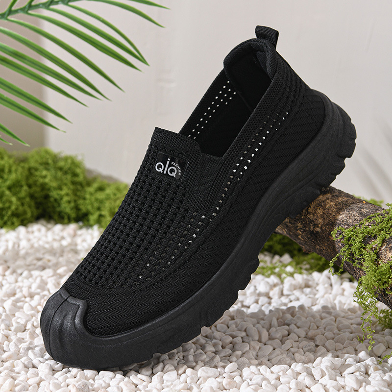 Férfiaknak készült, szellős hálós felsővel, slip-on kivitel, puha talpú, csúszásmentes