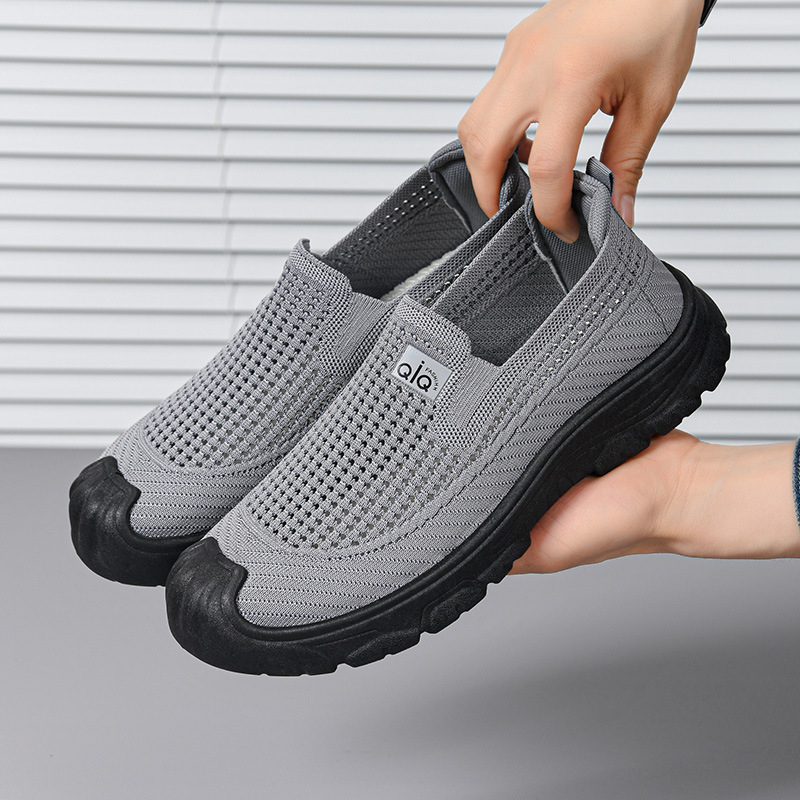 Férfiaknak készült, szellős hálós felsővel, slip-on kivitel, puha talpú, csúszásmentes