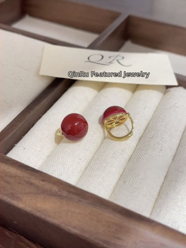 Francúzske vintage korálkové náušnice v šampansko-zlatej farbe, elegantné a štýlové minimalistické perlové puzety pre ženy