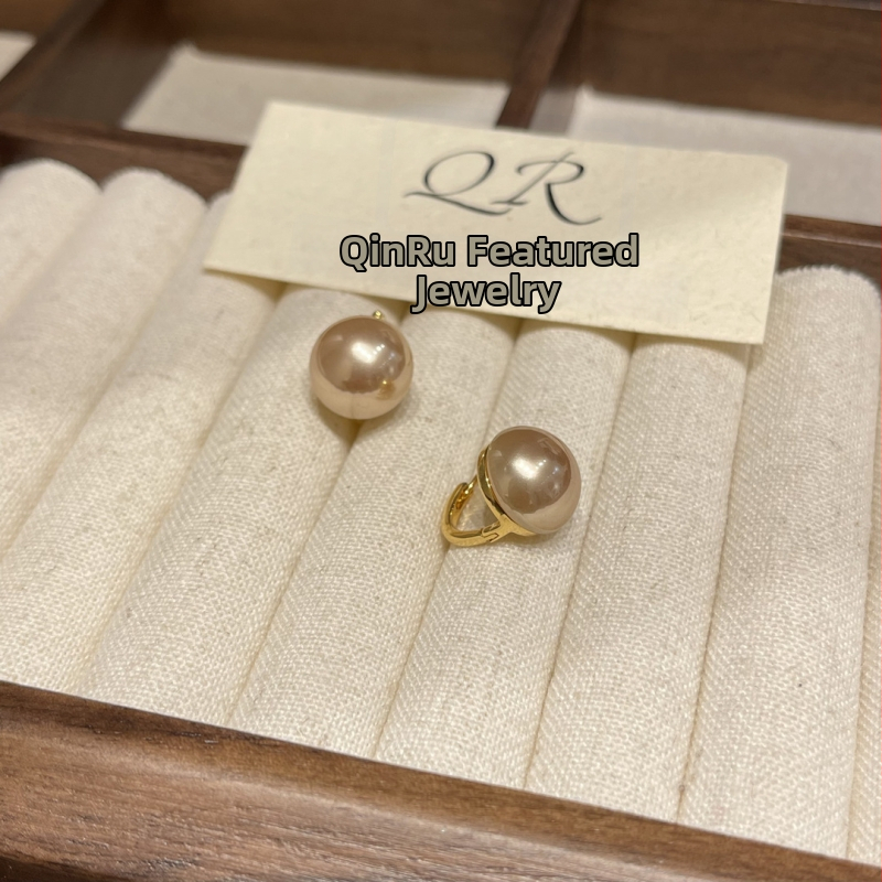 Francúzske vintage korálkové náušnice v šampansko-zlatej farbe, elegantné a štýlové minimalistické perlové puzety pre ženy