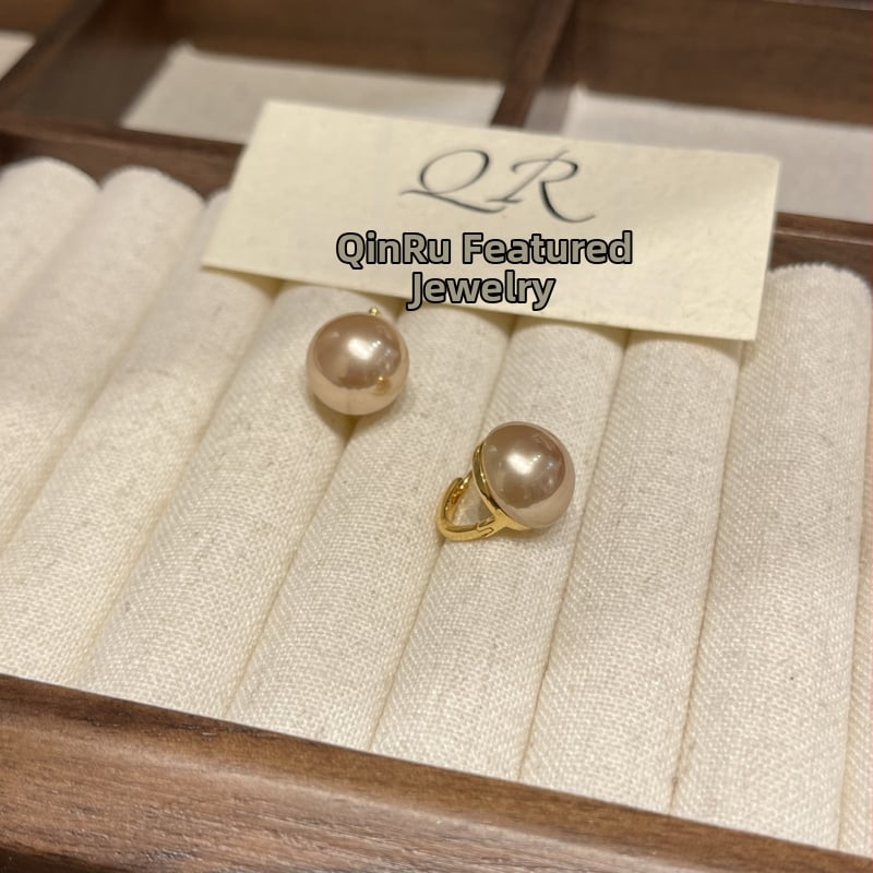 Francúzske vintage korálkové náušnice v šampansko-zlatej farbe, elegantné a štýlové minimalistické perlové puzety pre ženy