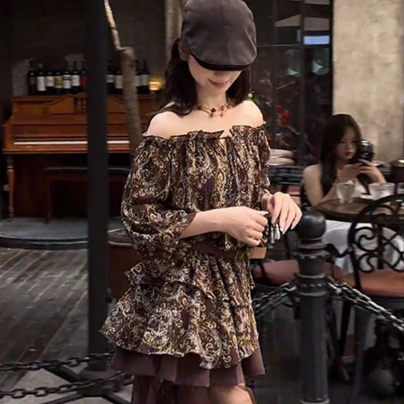 Σετ γυναικών σε γαλλικό στυλ: τοπ με έναν ώμο, floral μοτίβο, μακριά μανίκια και φούστα από mesh με πιέτες, 2025 φθινοπωρινό-χειμερινό