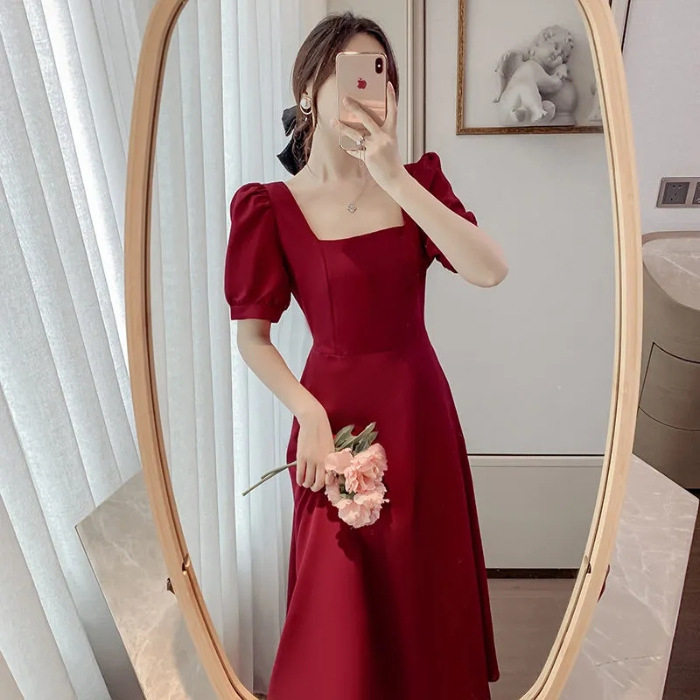 Plus-size καλοκαιρινό φόρεμα σε στιλ Χεμπέρν, φουσκωτά μανίκια, τετράγωνο ντεκολτέ, στημένη ζώνη στη μέση, κομψό μήκος πάνω από το γόνατο