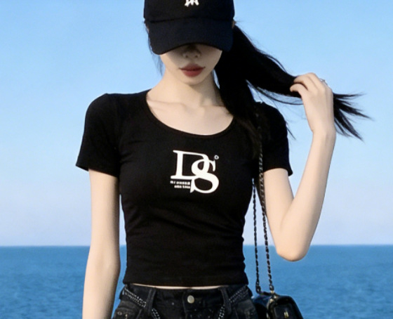 Σετ δύο τεμαχίων για γυναίκες με vintage streetwear: μαύρο T-shirt με εκτύπωση και στρας σε τζιν παντελόνι, casual καλοκαιρινό ντύσιμο.