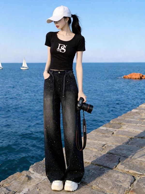 Σετ δύο τεμαχίων για γυναίκες με vintage streetwear: μαύρο T-shirt με εκτύπωση και στρας σε τζιν παντελόνι, casual καλοκαιρινό ντύσιμο.
