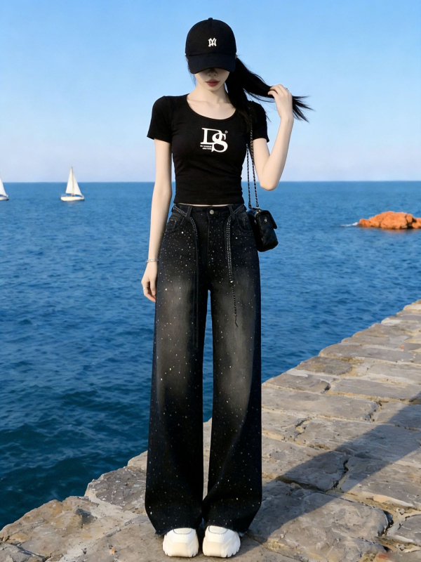 Σετ δύο τεμαχίων για γυναίκες με vintage streetwear: μαύρο T-shirt με εκτύπωση και στρας σε τζιν παντελόνι, casual καλοκαιρινό ντύσιμο.