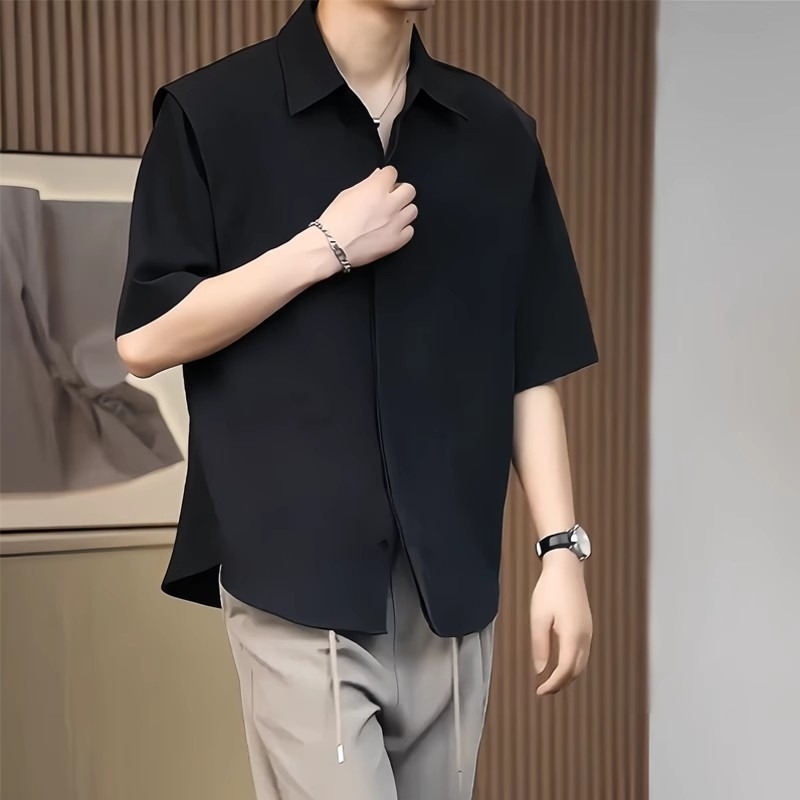 Ανδρικό καλοκαιρινό πουκάμισο από ice silk, ελαφρύ και λεία υφή, κρυφά κουμπιά, κοντά μανίκια, ελεύθερη εφαρμογή, εκλεπτυσμένο casual ύφος.