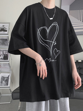 Αντρική κοντομάνικη T‑shirt σε Hong Kong style, καλοκαιρινή, άνετη και χαλαρή γραμμή, casual και μοντέρνο, φρέσκια αίσθηση