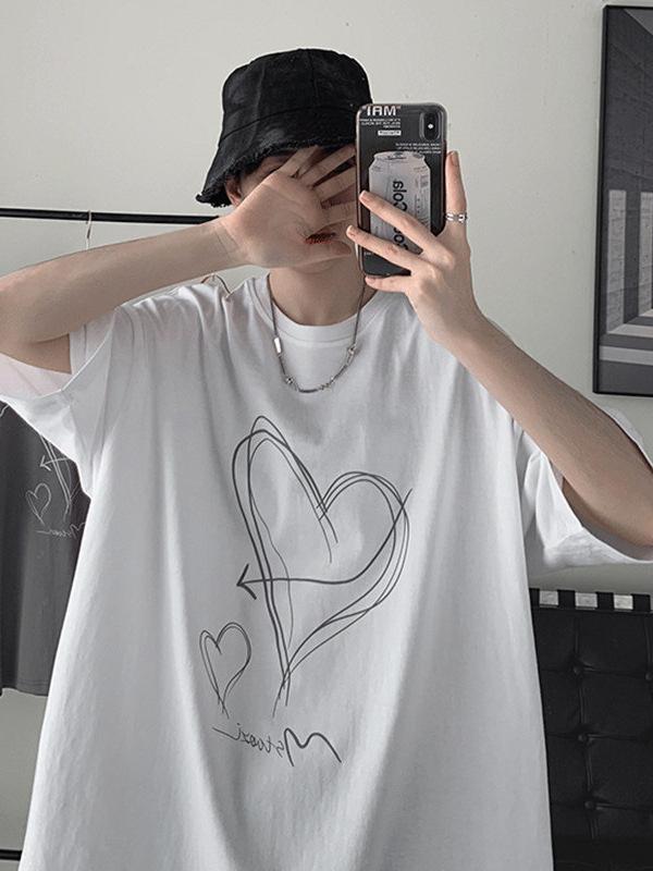 Αντρική κοντομάνικη T‑shirt σε Hong Kong style, καλοκαιρινή, άνετη και χαλαρή γραμμή, casual και μοντέρνο, φρέσκια αίσθηση