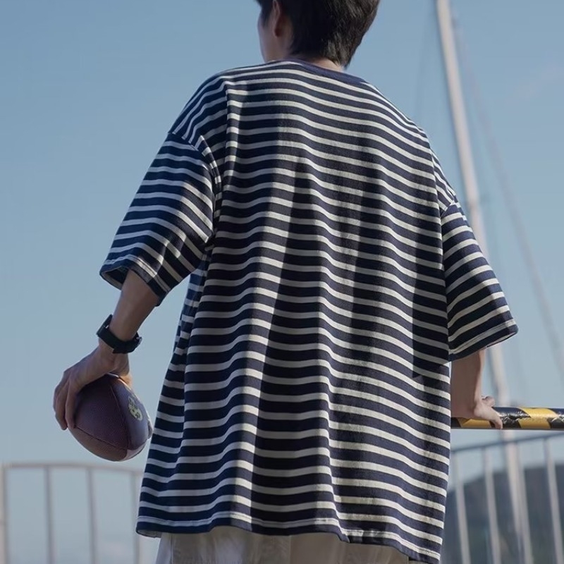 2026 T-shirt με ρίγες σε στυλ Hong Kong για άνδρες, κορεατική έκδοση, χαλαρή γραμμή