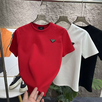 Ανδρική T‑shirt με ημιυψηλό γιακά, κοντομάνικη, καθημερινό καλοκαιρινό στυλ με εμβληματικό τρίγωνο λογότυπο
