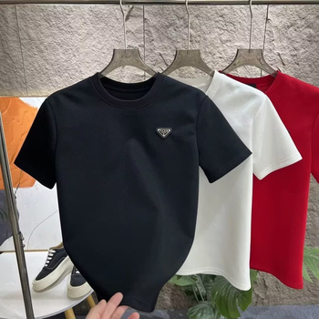 Ανδρική T‑shirt με ημιυψηλό γιακά, κοντομάνικη, καθημερινό καλοκαιρινό στυλ με εμβληματικό τρίγωνο λογότυπο