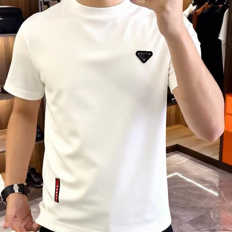 Ανδρική T‑shirt με ημιυψηλό γιακά, κοντομάνικη, καθημερινό καλοκαιρινό στυλ με εμβληματικό τρίγωνο λογότυπο