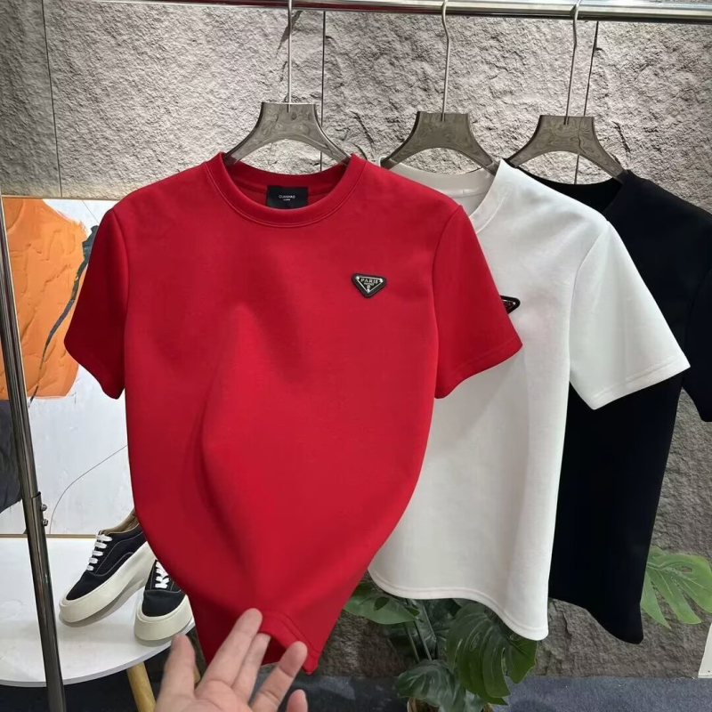 Ανδρική T‑shirt με ημιυψηλό γιακά, κοντομάνικη, καθημερινό καλοκαιρινό στυλ με εμβληματικό τρίγωνο λογότυπο