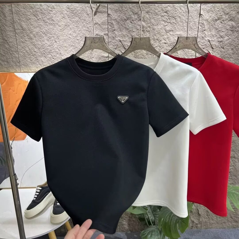 Ανδρική T‑shirt με ημιυψηλό γιακά, κοντομάνικη, καθημερινό καλοκαιρινό στυλ με εμβληματικό τρίγωνο λογότυπο