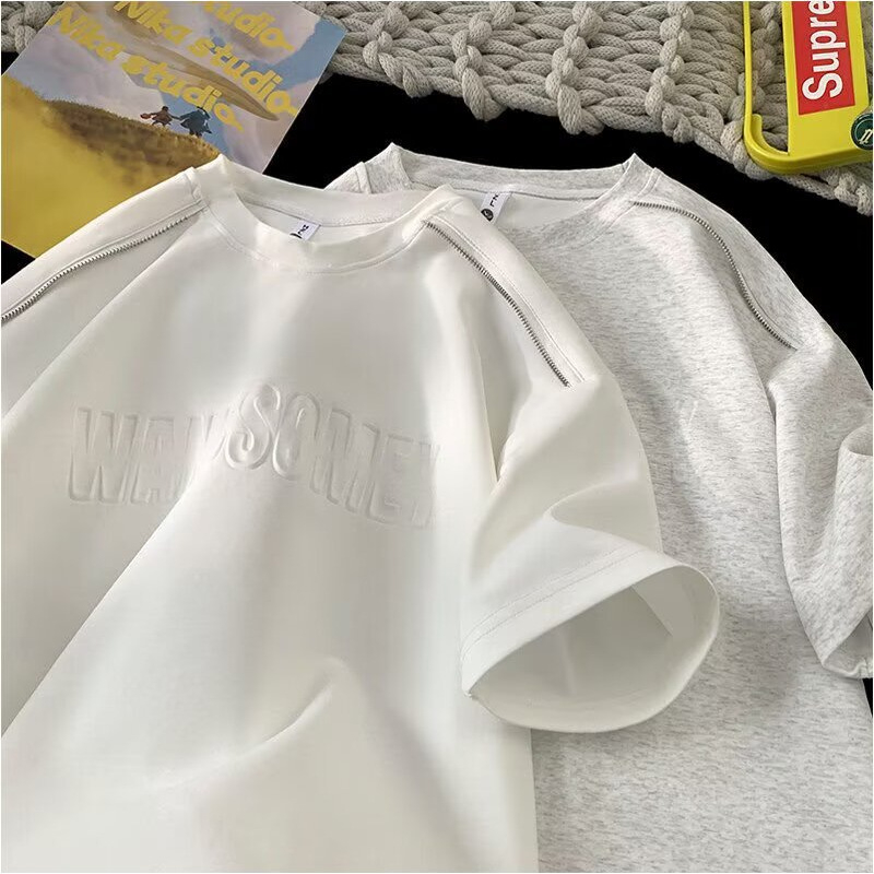 Ανδρικό καλοκαιρινό T-shirt με κοντό μανίκι, στρογγυλός λαιμός, ανάγλυφη εκτύπωση κειμένου, ελαφρύ πολυεστέρας, καθημερινή χρήση