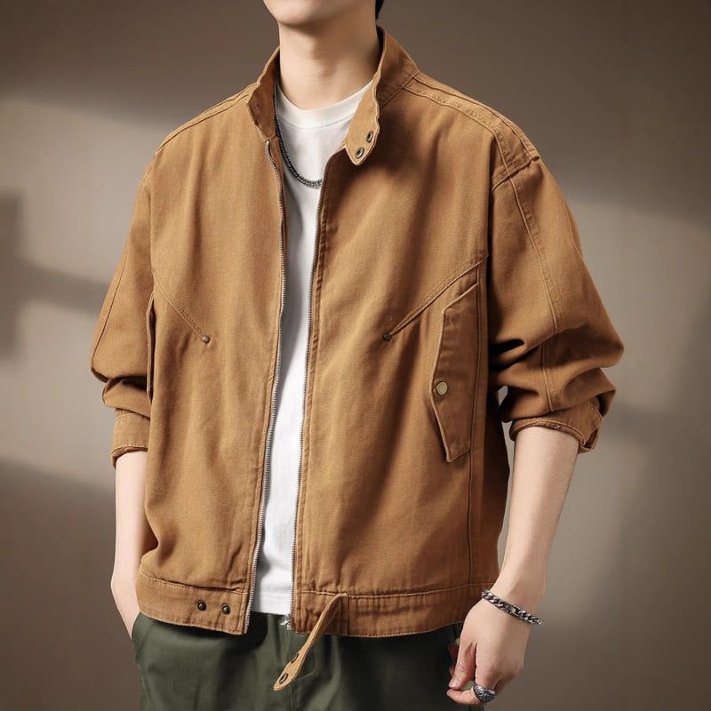 Αντρικό τζιν τζάκετ σε στυλ αμερικανικού streetwear, χαλαρή γραμμή για άνοιξη–φθινόπωρο, casual και στιβαρή εμφάνιση.