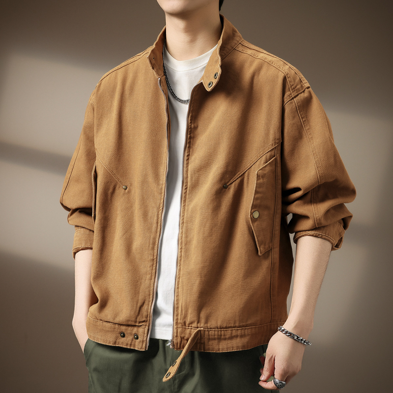 Αντρικό τζιν τζάκετ σε στυλ αμερικανικού streetwear, χαλαρή γραμμή για άνοιξη–φθινόπωρο, casual και στιβαρή εμφάνιση.