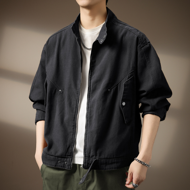Αντρικό τζιν τζάκετ σε στυλ αμερικανικού streetwear, χαλαρή γραμμή για άνοιξη–φθινόπωρο, casual και στιβαρή εμφάνιση.