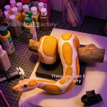 Prívesok z živice Python pre domácu a vonkajšiu záhradnú sochu