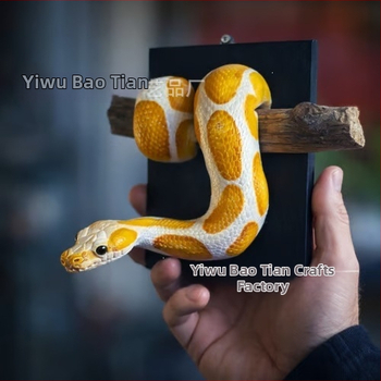 Prívesok z živice Python pre domácu a vonkajšiu záhradnú sochu