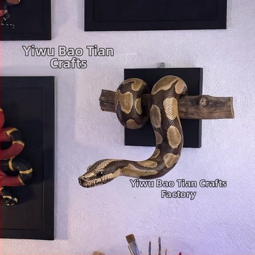 Prívesok z živice Python pre domácu a vonkajšiu záhradnú sochu