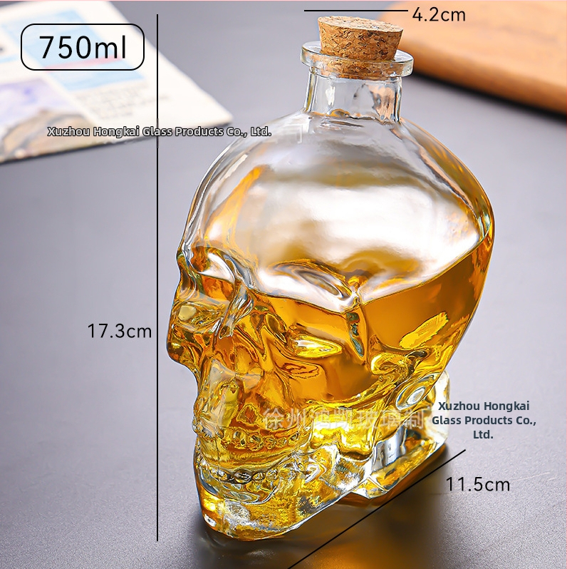 Sklenená fľaša s lebkou a sada pohárov s lebkou s karafou a pohármi na whisky