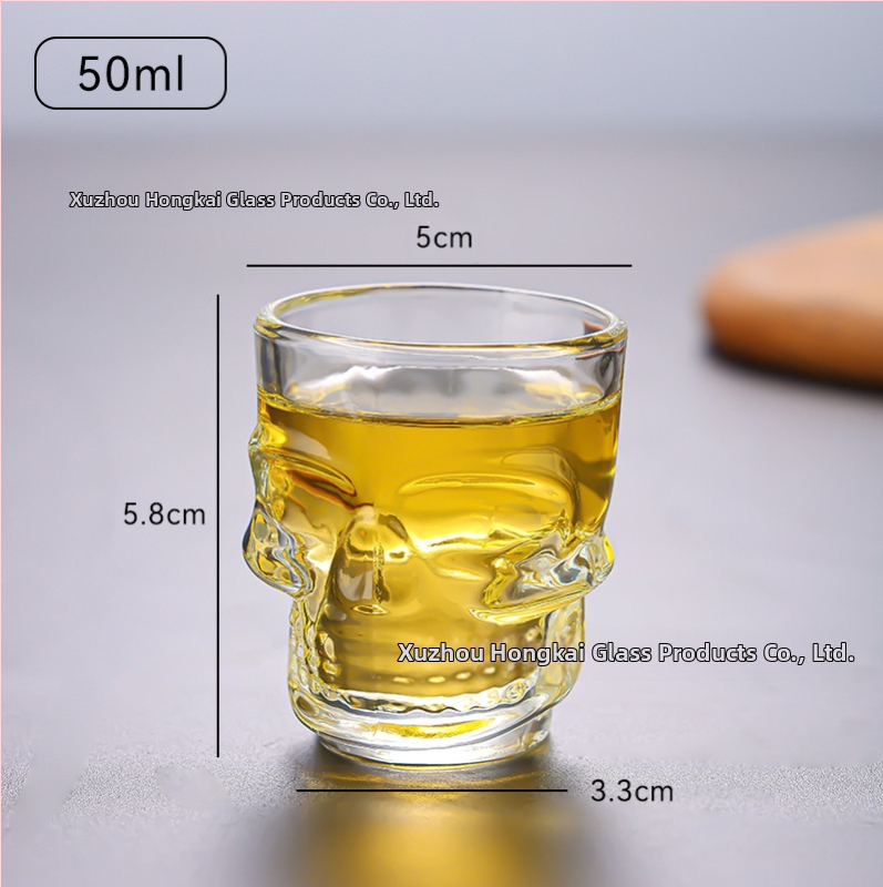 Sklenená fľaša s lebkou a sada pohárov s lebkou s karafou a pohármi na whisky