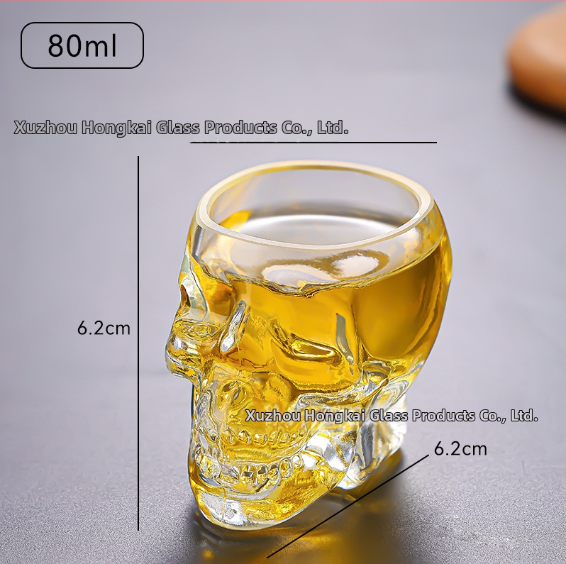 Sklenená fľaša s lebkou a sada pohárov s lebkou s karafou a pohármi na whisky