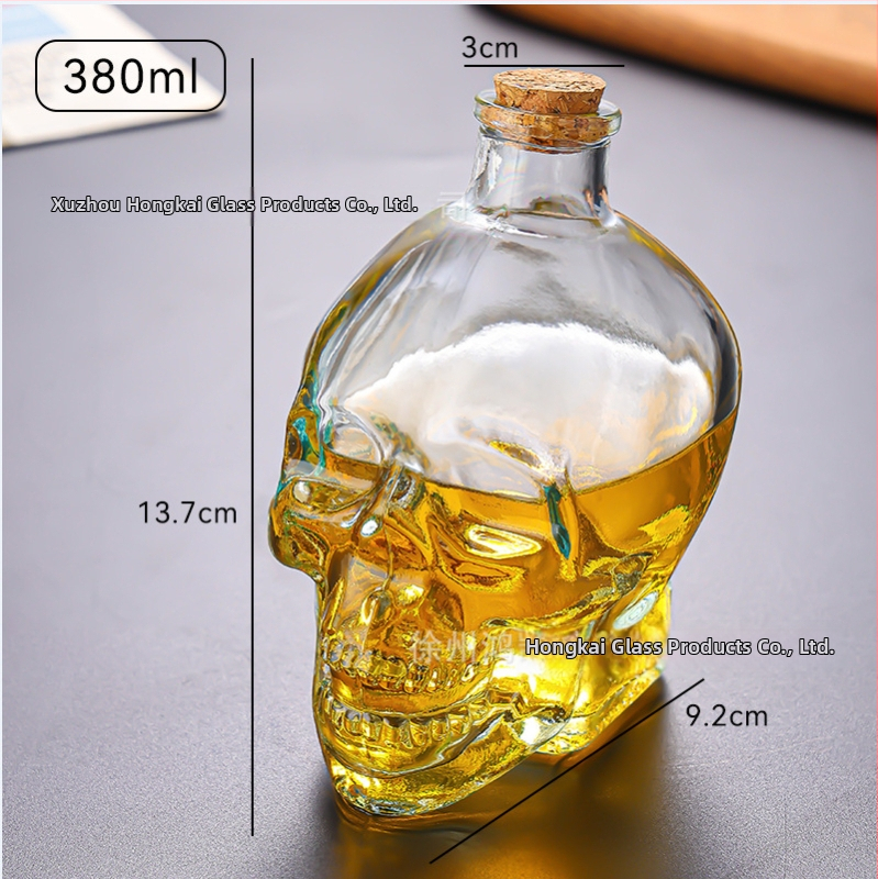 Sklenená fľaša s lebkou a sada pohárov s lebkou s karafou a pohármi na whisky