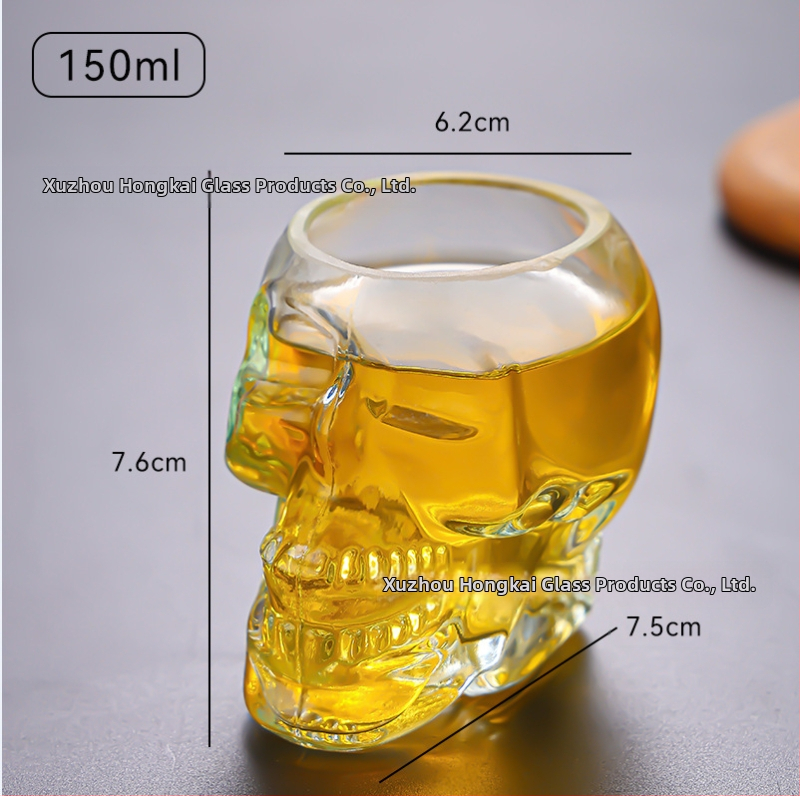 Sklenená fľaša s lebkou a sada pohárov s lebkou s karafou a pohármi na whisky