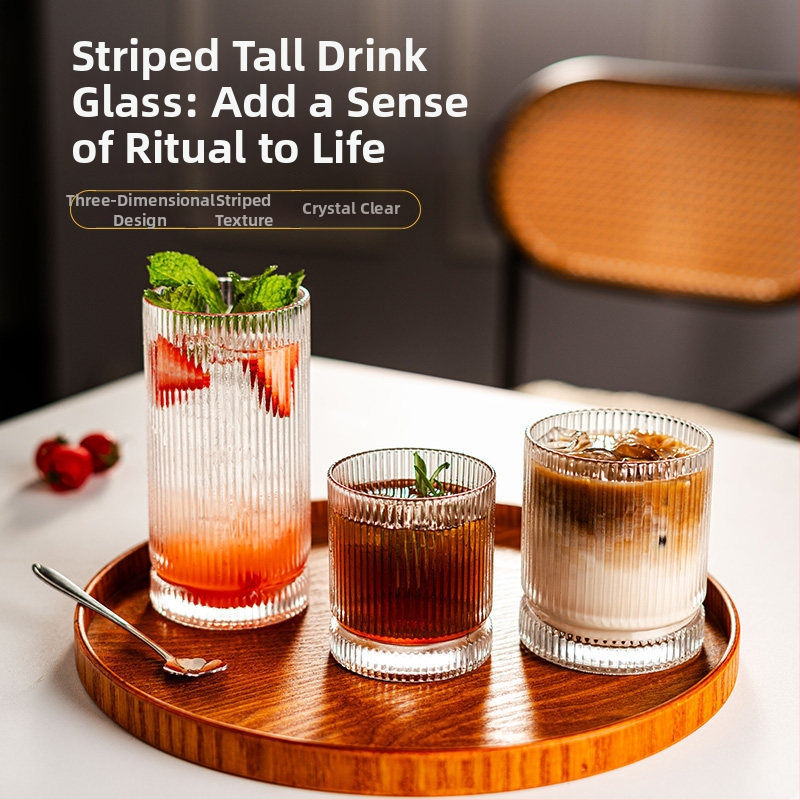 Pruhovaný sklenený pohár na long drink na whisky, koktaily a kávu – minimalistická, vysoká estetika inšpirovaná Instagramom