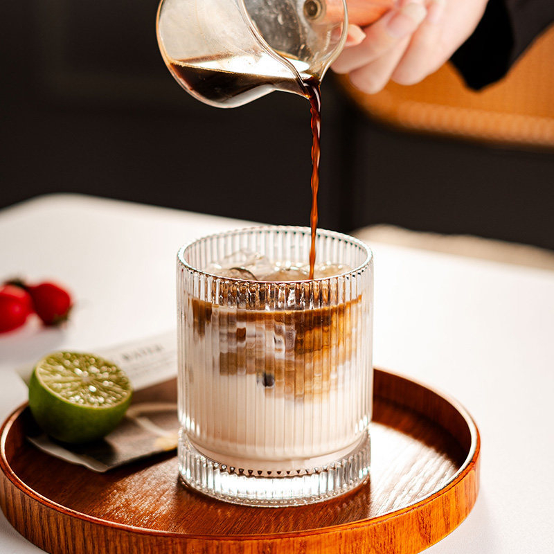 Pahar din sticlă pentru băuturi lungi, cu dungi – whisky, cocktailuri și cafea — stil minimalist, estetică înaltă, inspirat de Instagram