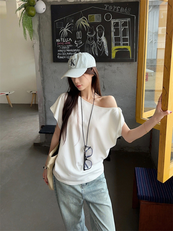 Γυναικείο T‑shirt με ανοιχτούς ώμους, κοντό μανίκι, χαλαρή γραμμή, μονόχρωμο, σχέδιο με κεκλιμένο ώμο, top φοιτήτρια, Καλοκαίρι 2025